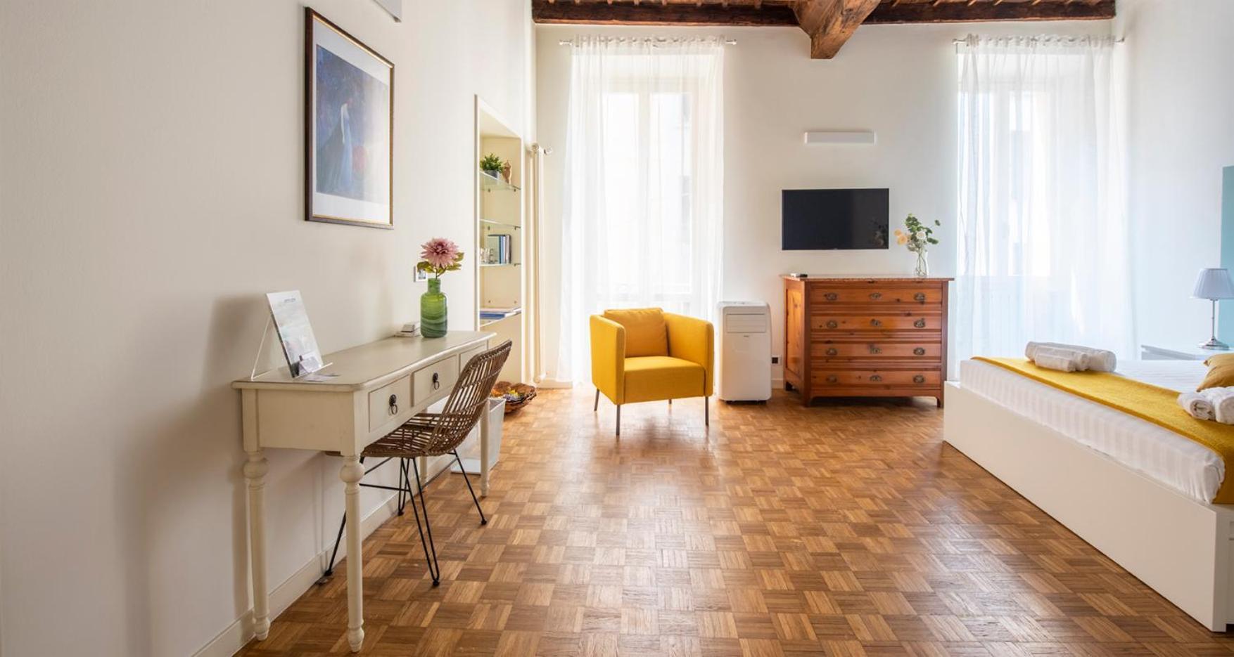 Charming Joivy Flat Next To Duomo Di Como Bagian luar foto
