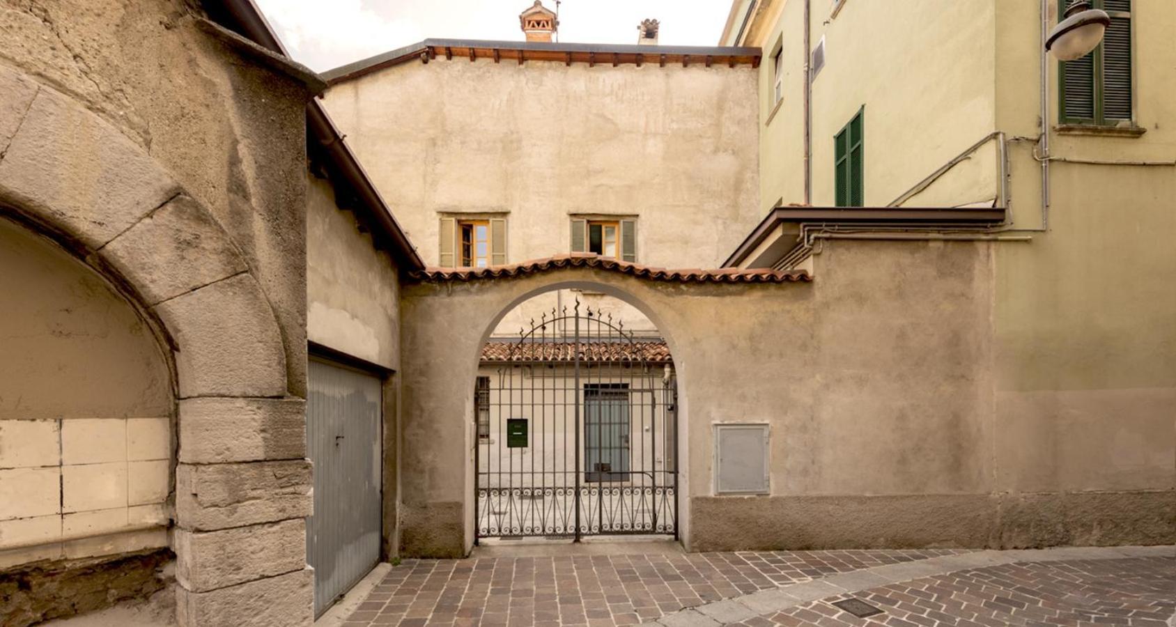 Charming Joivy Flat Next To Duomo Di Como Bagian luar foto